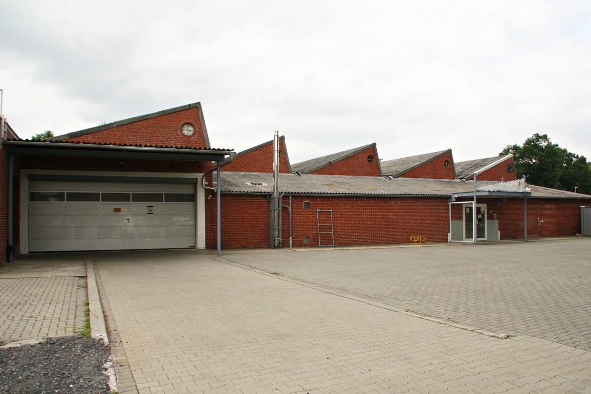 Außenansicht mit Rolltor