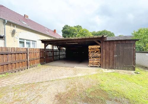 Außen-Carport mit Schuppen