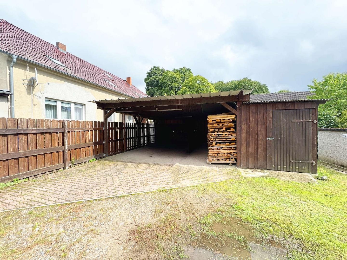 Außen-Carport mit Schuppen