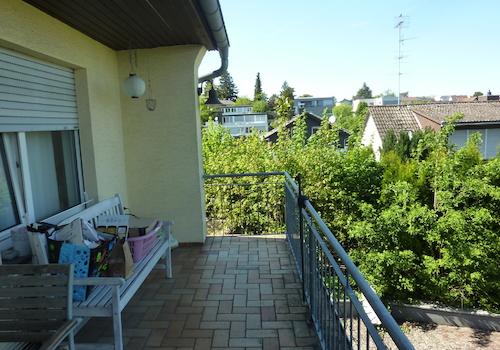 großer Balkon mit Abgang zum Garten