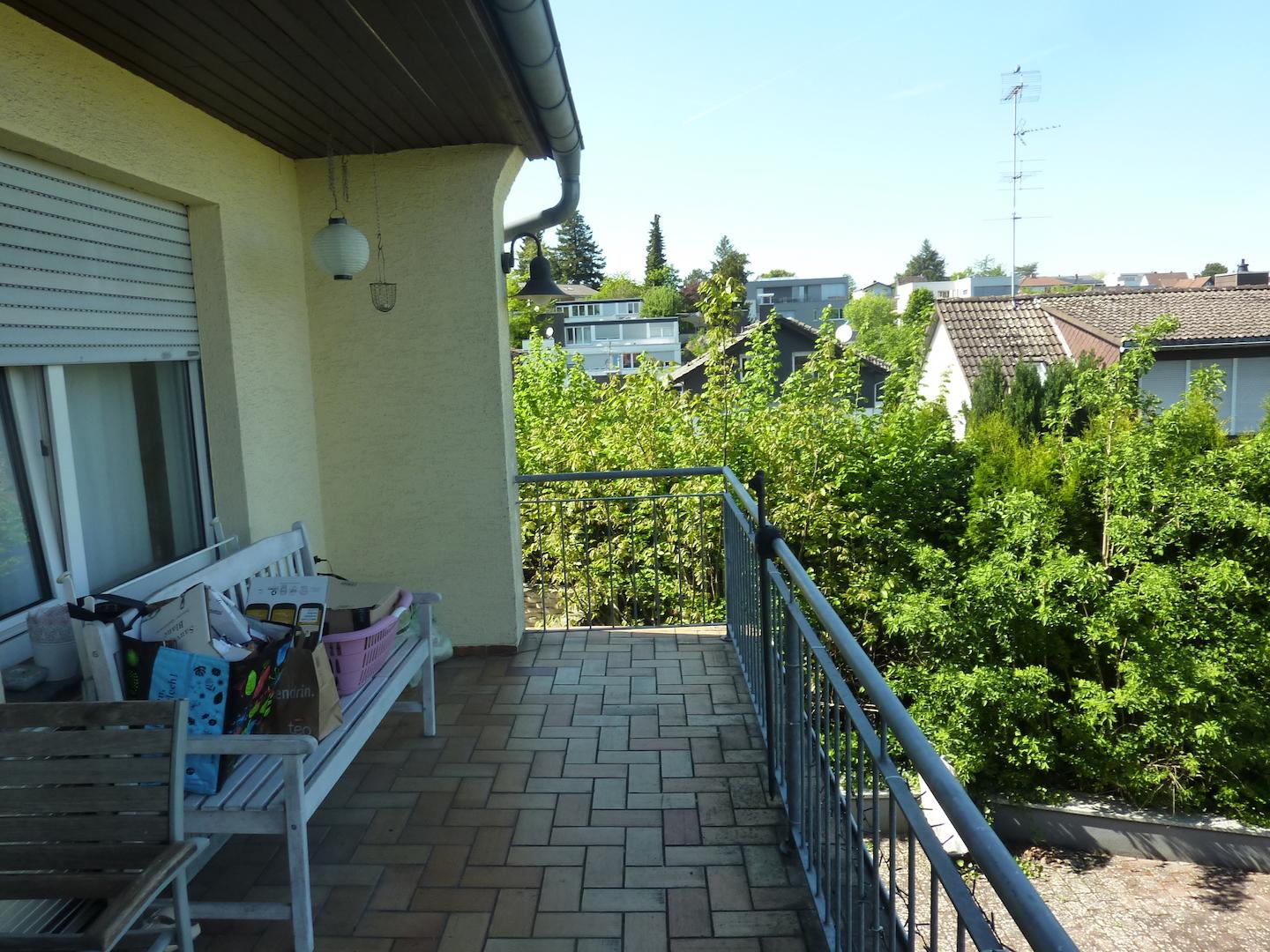 großer Balkon mit Abgang zum Garten