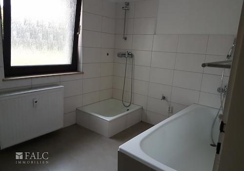 1. OG links - Bad mit Dusche/Badewanne