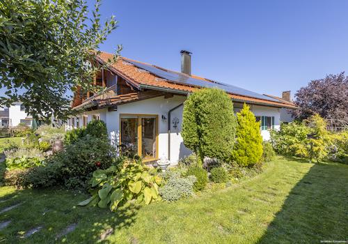 Der seitliche Blick auf das Haus und den Garten 