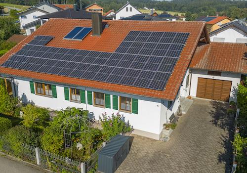 Die Einfahrt mit Garage