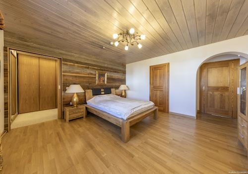 Das Schlafzimmer mit Zugang zum Ankleidezimmer