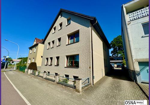 Hausansicht mit Hofeinfahrt