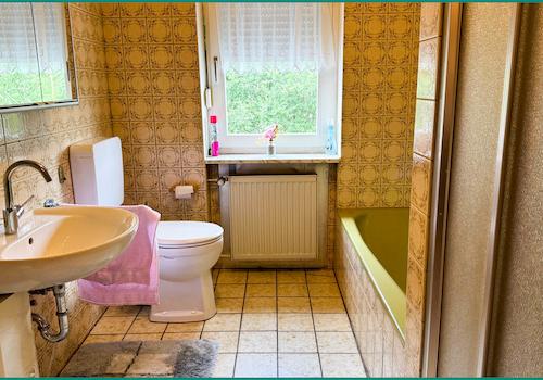 Badezimmer im Erdgeschoss mit...