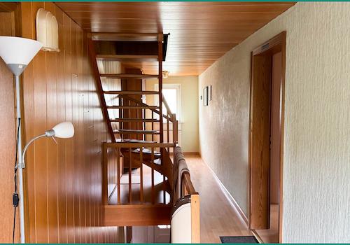 Blick in das zum Teil offene Treppenhaus im Obergeschoss