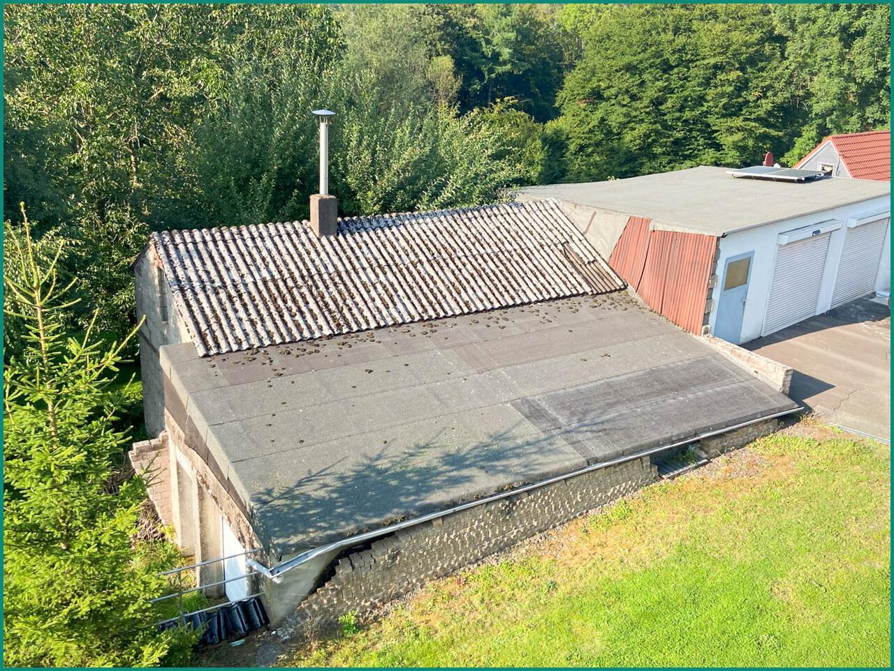 Alter Stall mit weiterer Garage