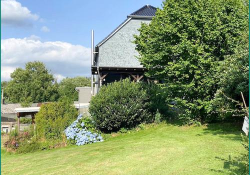 Linke Hausseite mit schönem Strauch- und Baumbestand