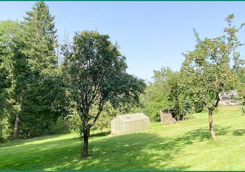 Überdachter Freisitz im Garten mit...