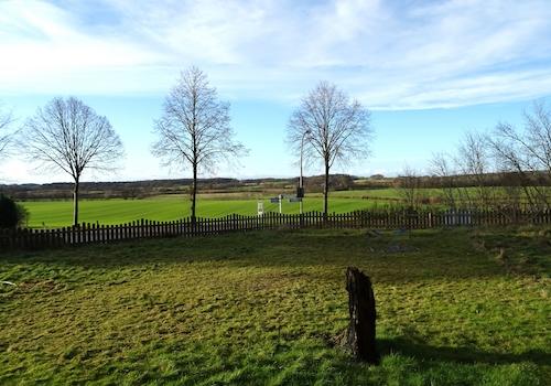 Blick auf Wiesen und Felder 1