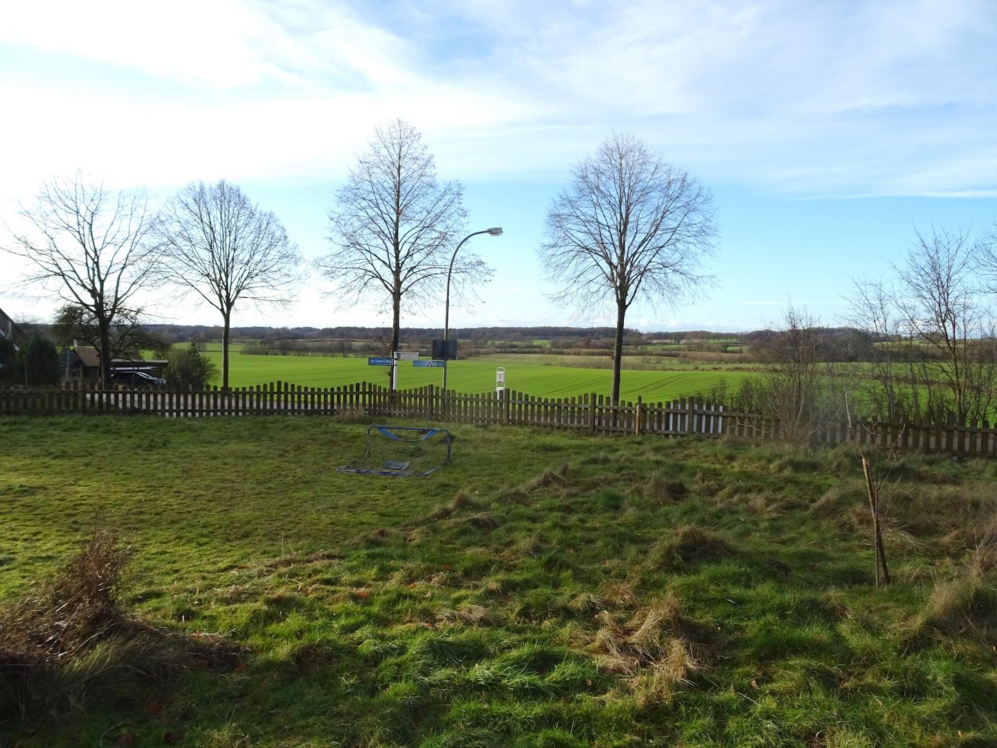 Blick auf Wiesen und Felder 2