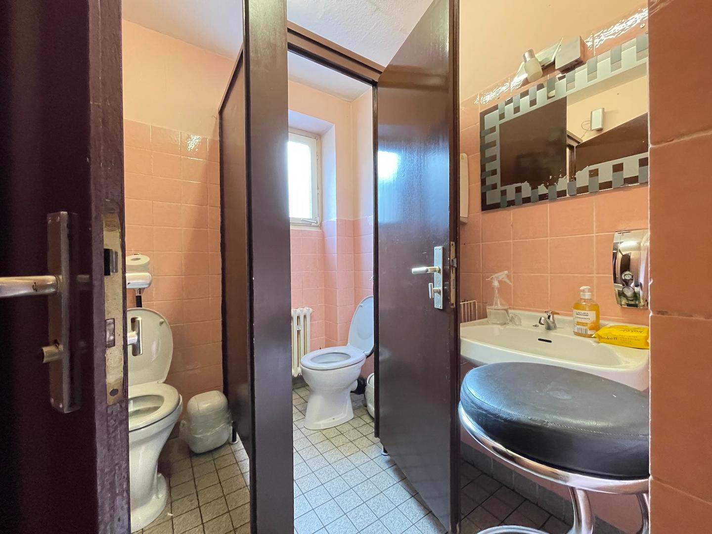 4 Toilette EG Damen  10502