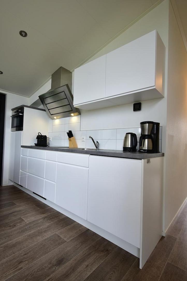 ferienhaus-kaufen-herkingen-moderne-kueche-kochinsel-2025.webp003