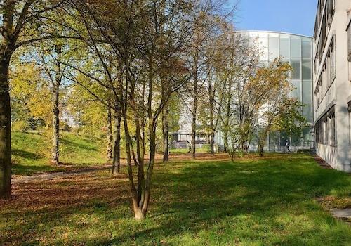 Der Tec-Tower aus Sicht der Aussen-Parkplätze