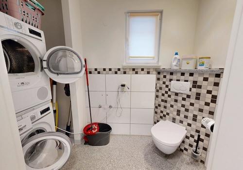 EG Gäste WC mit Waschmaschinenanschluss