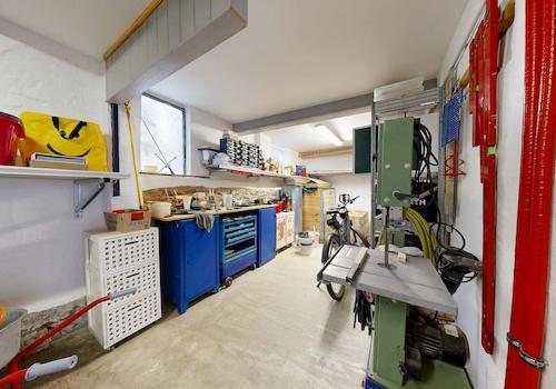 Werkstatt hinter Unterstand / Büro