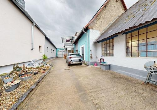 Hofansicht mit Nebengebäude