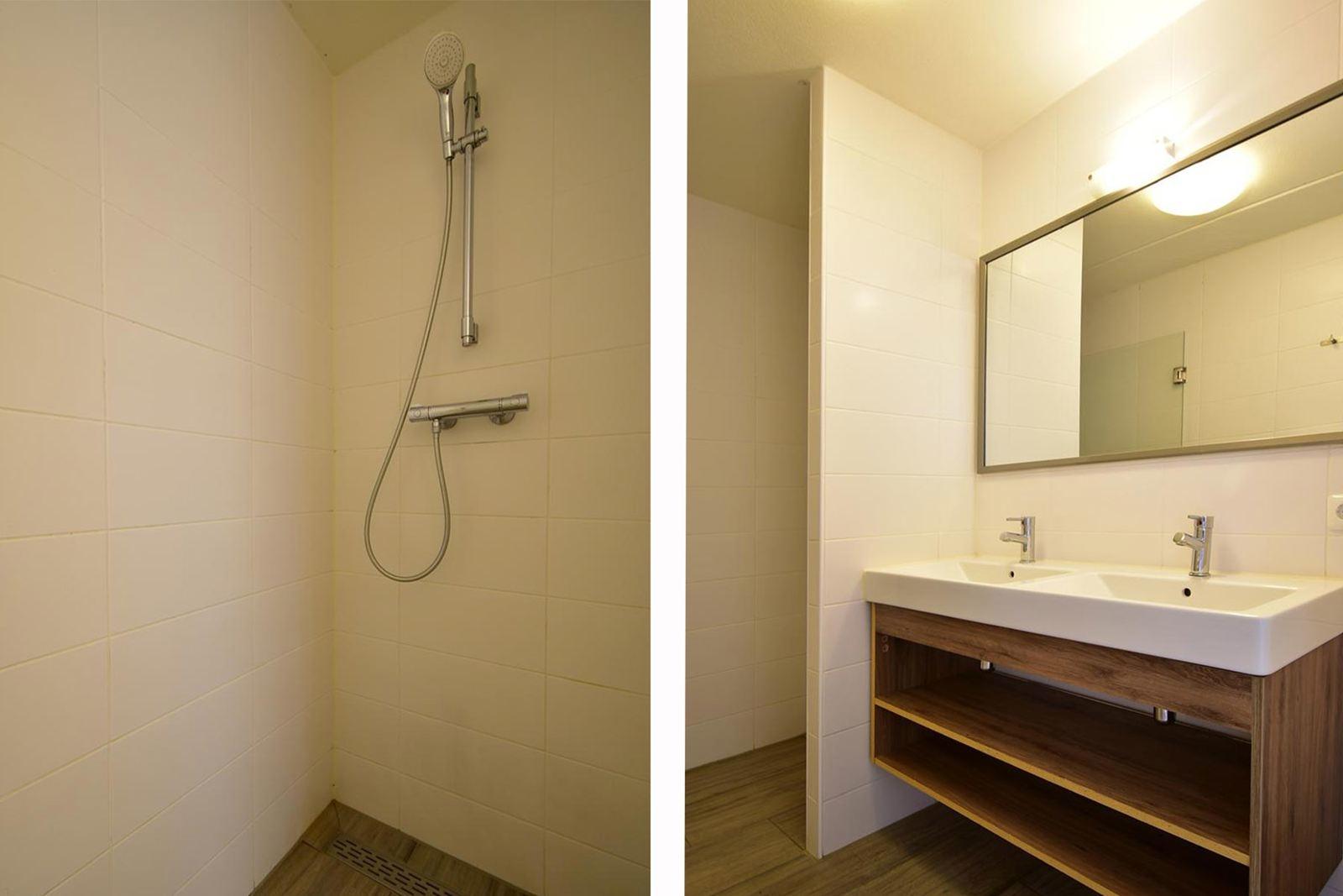 Ferienhaus Ouddorp Badezimmer Doppelwaschbecken Holz Roompot01