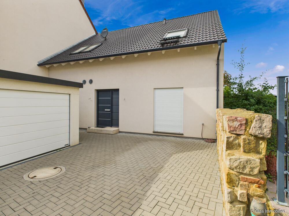 Blich von Einfahrt Richtung Hauseingang