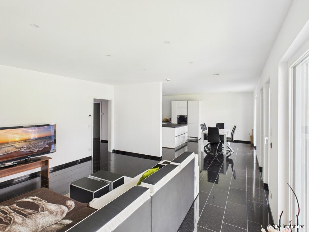 Blick vom Wohnzimmer in Richtung Esszimmer