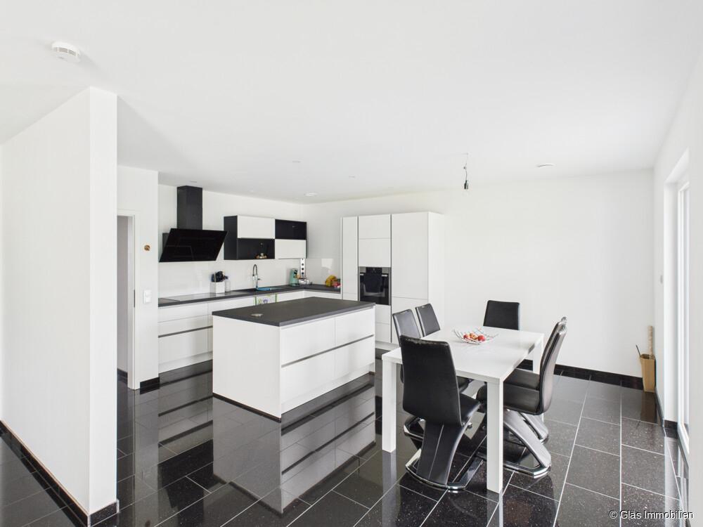 Blick vom Wohnzimmer in Richtung Küche