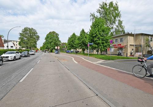 Blick Grünstreifen und Bushaltestelle 