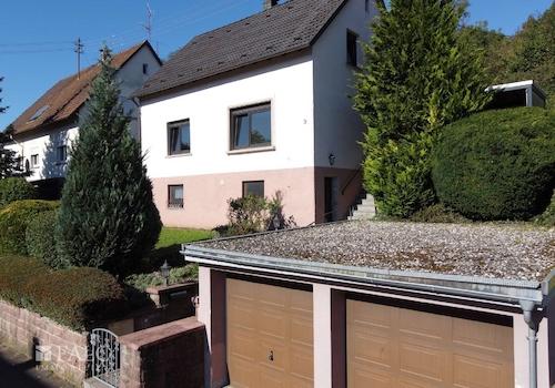 Wohnhaus mit Doppelgarage