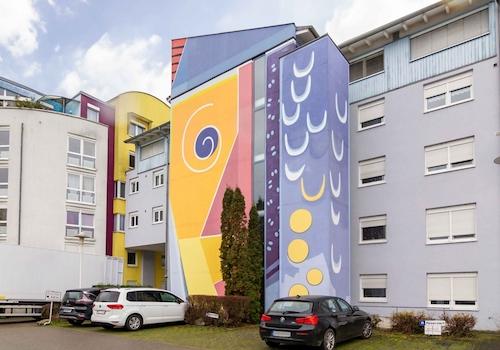 Das Mehrfamilienhaus von vorne