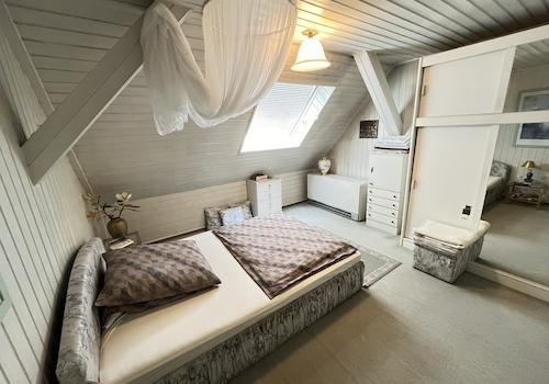 Schlafzimmer DG