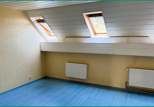 Großes Schlafzimmer mit drei Dachfenstern