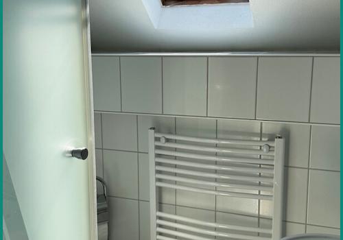 Hinteres Badezimmer mit Echtglasdusche