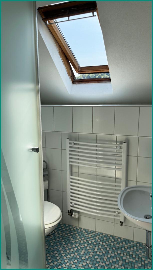 Hinteres Badezimmer mit Echtglasdusche
