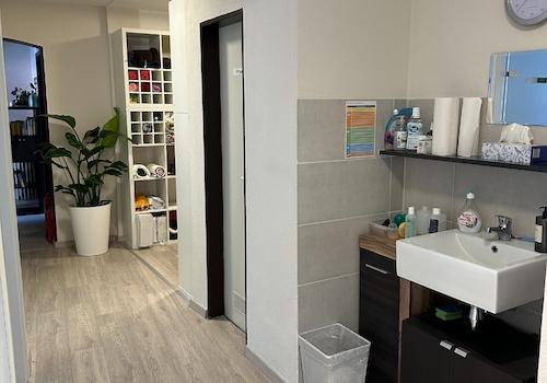 Flur mit Waschbecken