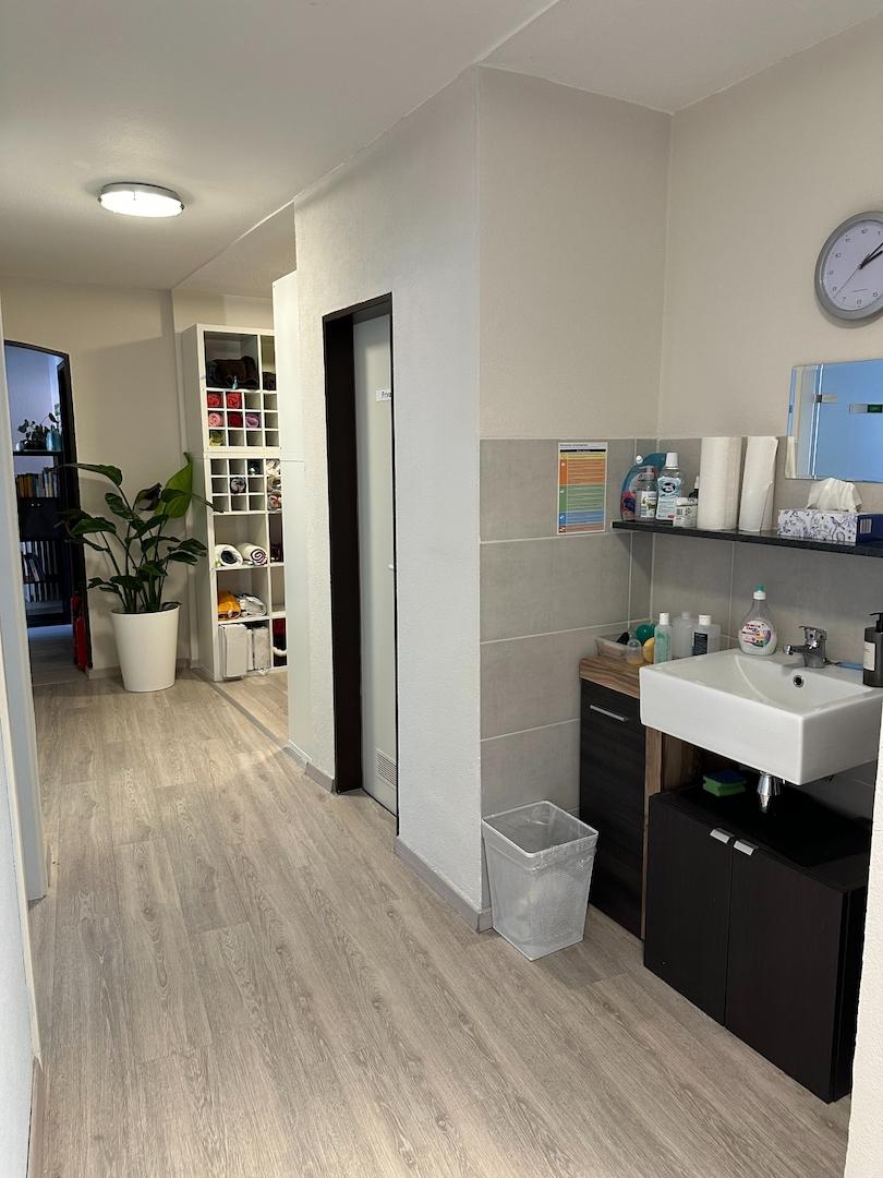 Flur mit Waschbecken