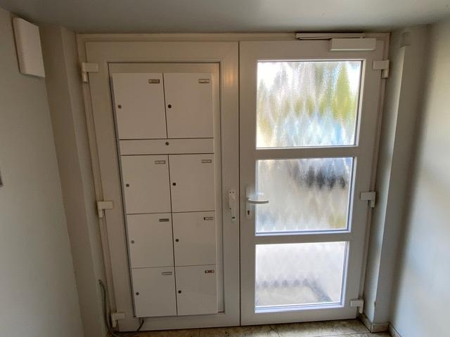 Eingangstür mit Briefkästen