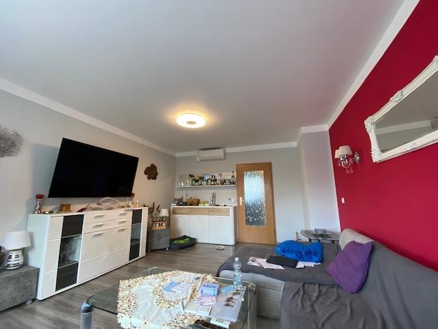 Wohnzimmer mit Blick auf TV u. Zimmertür - WHG EG rechts