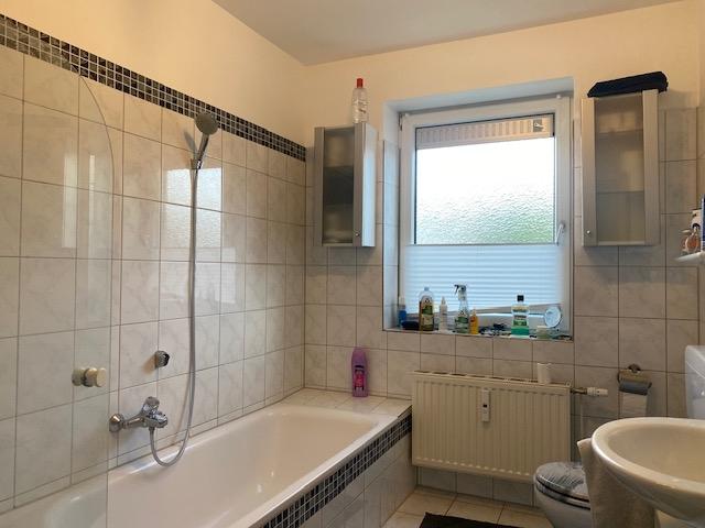 Vollbad mit Wanne u. Dusche - WHG EG rechts