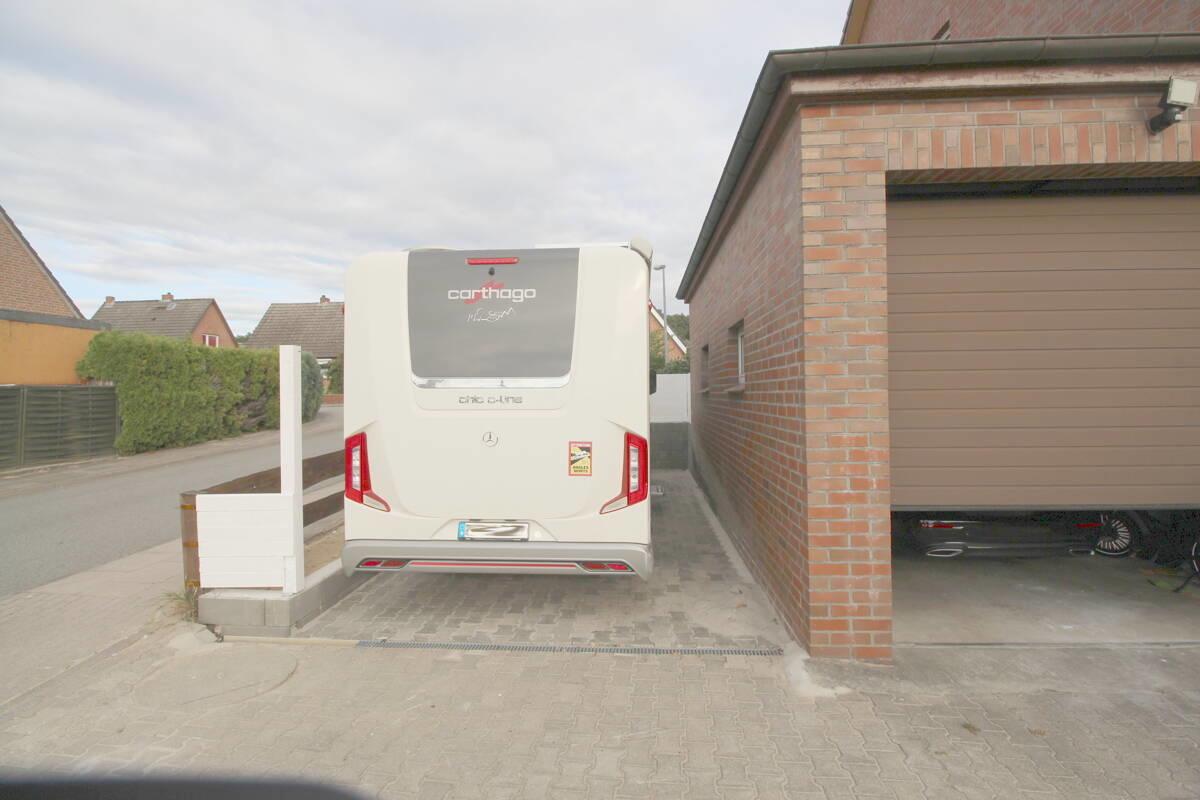 Großer 11 m langer Karavan-Parkplatz