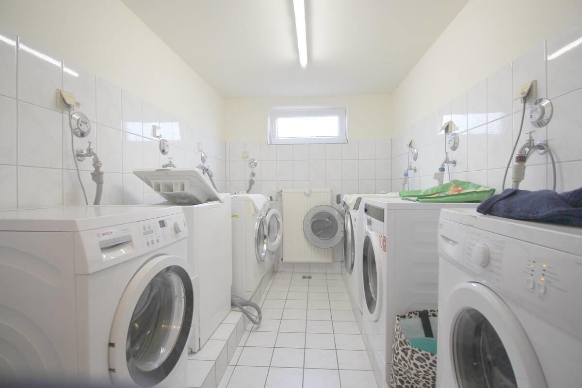 Gemeinschaftlicher Waschraum mit 8 WM