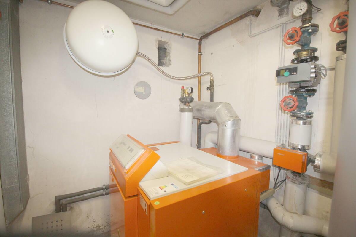 Kontinuierlich gewartete Gas-Zentralheizung mit Anschlüssen