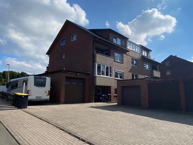 Blick auf Garagen u. Caravan-Stellplatz