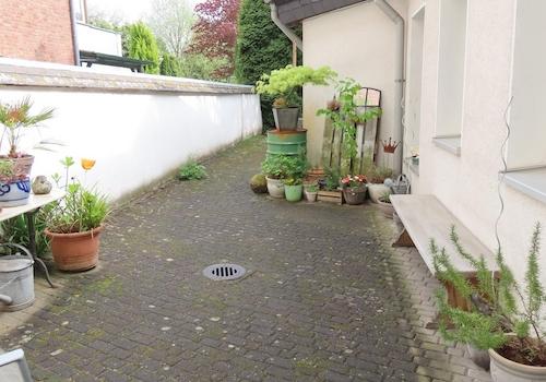 Hof, rechts der Anbau