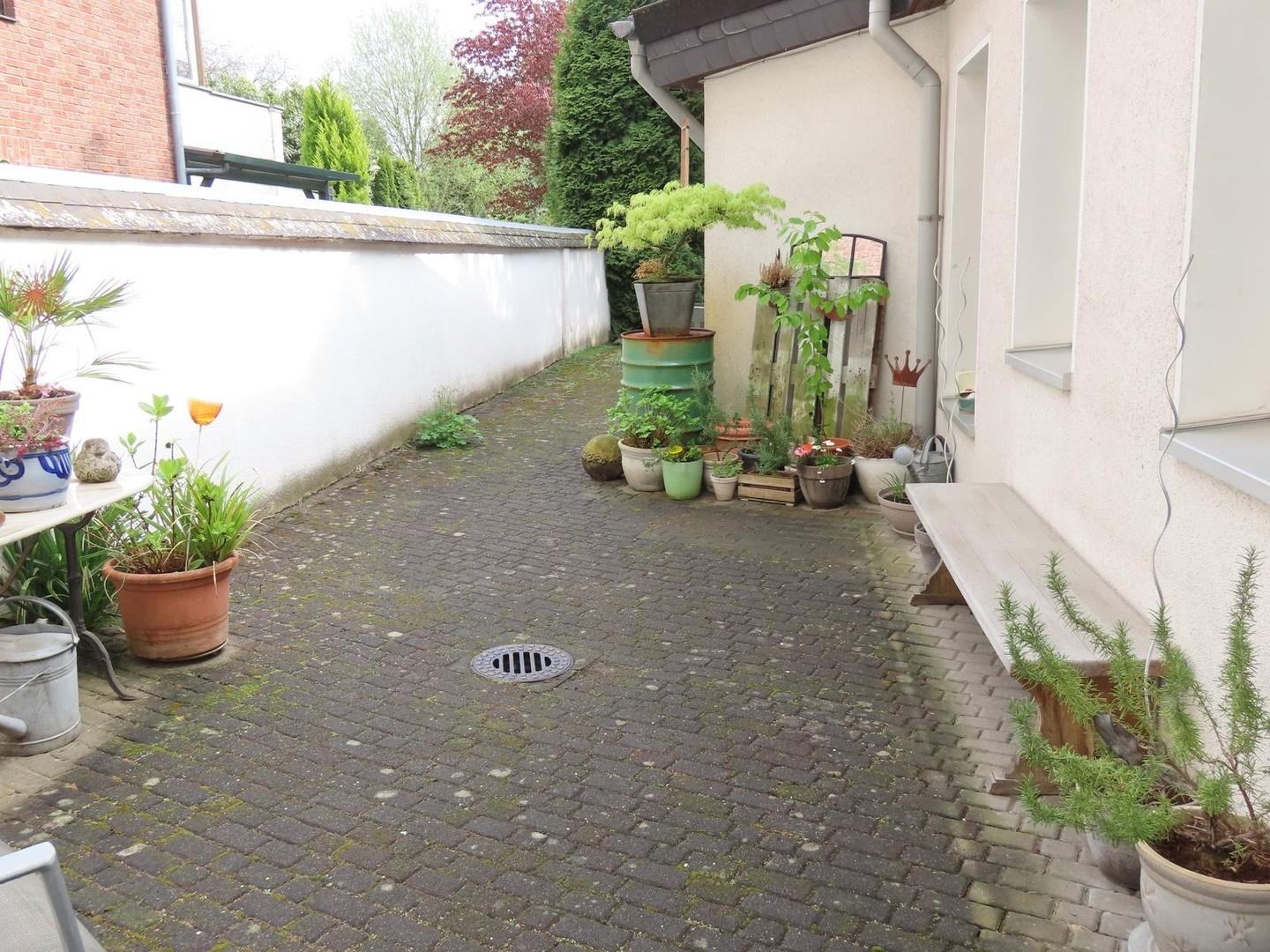 Hof, rechts der Anbau
