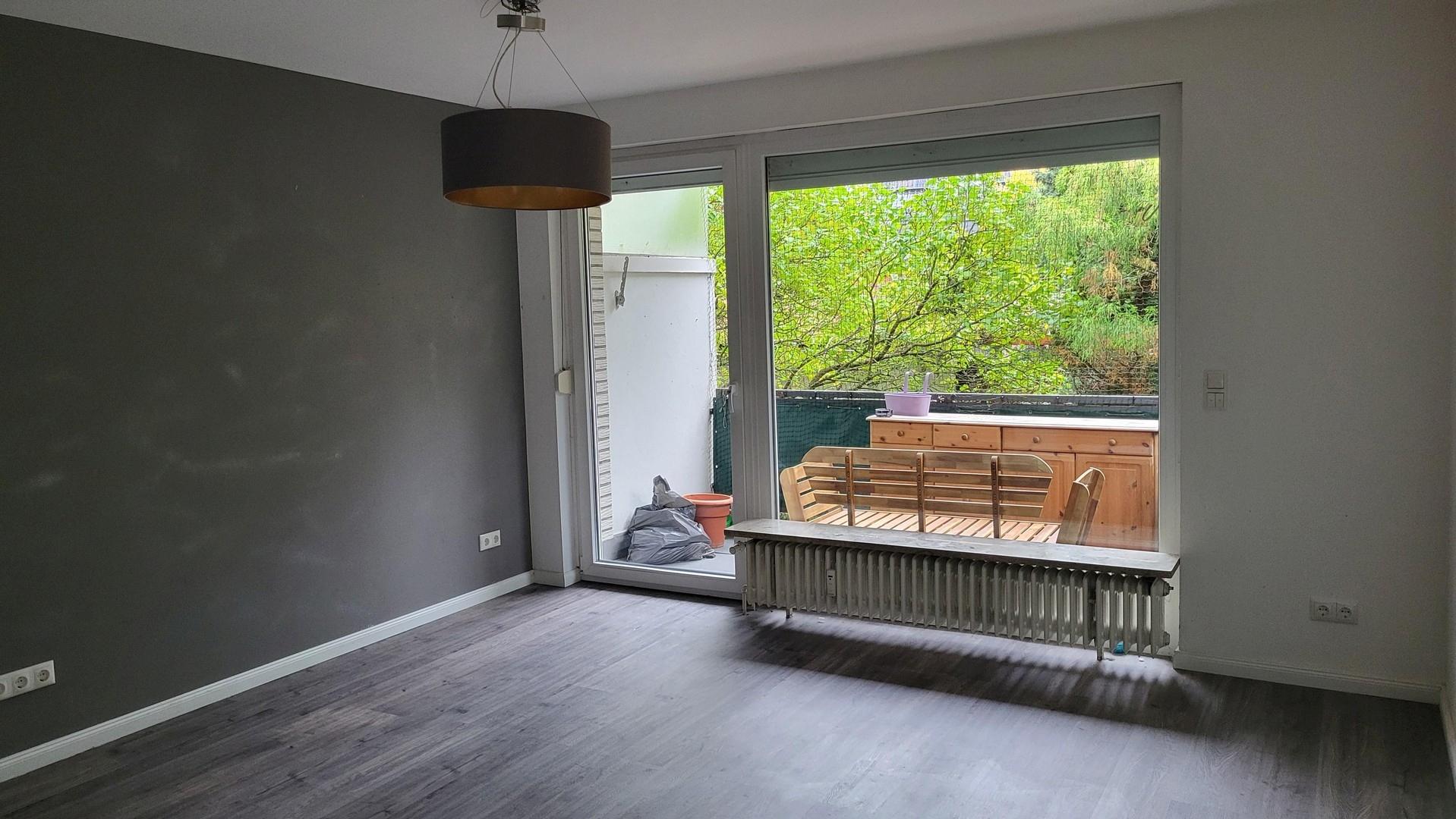 Wohnraum mit Balkonzugang