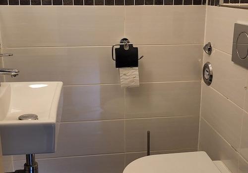 Separates WC mit Waschtisch