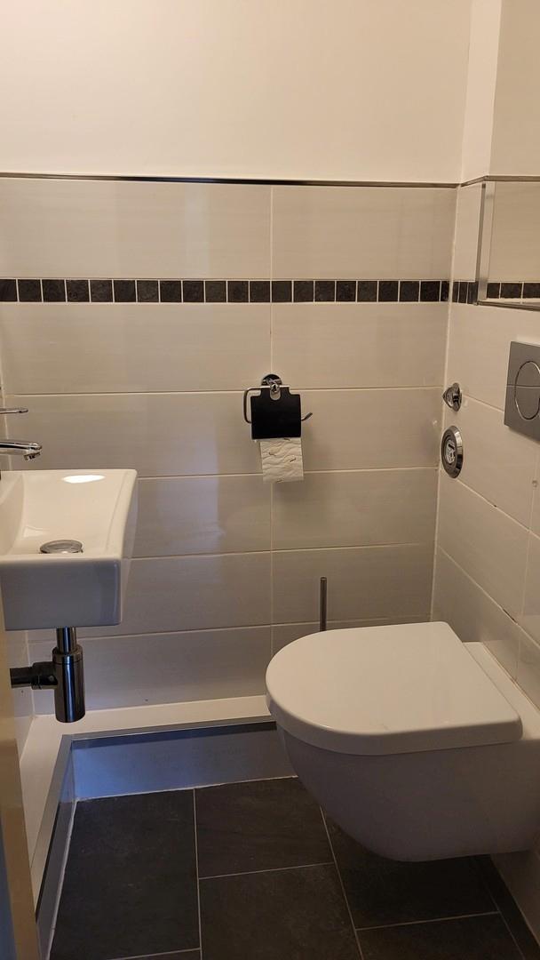 Separates WC mit Waschtisch