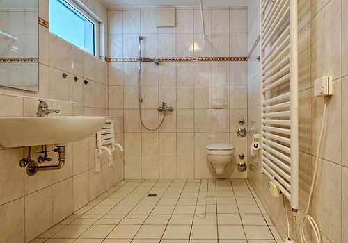 Bad mit Dusche und Fenster