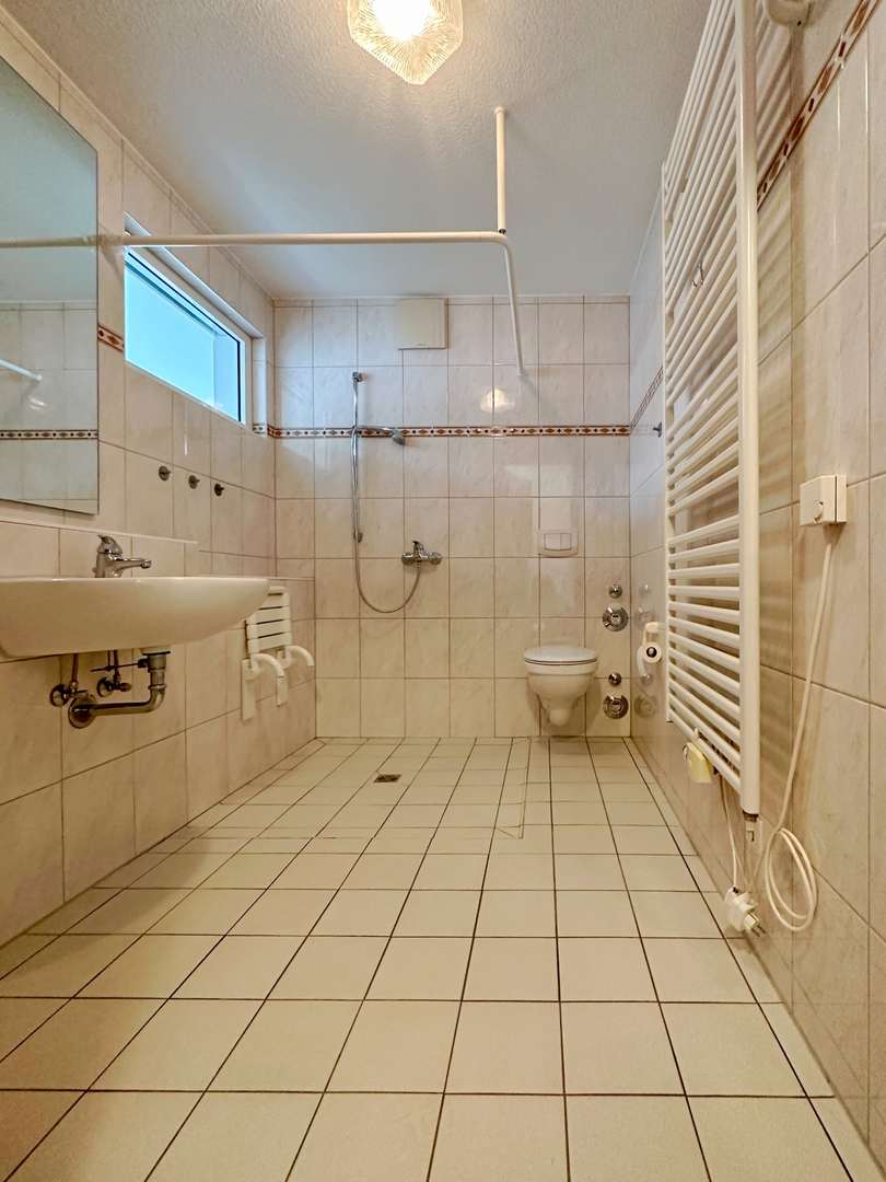 Bad mit Dusche und Fenster